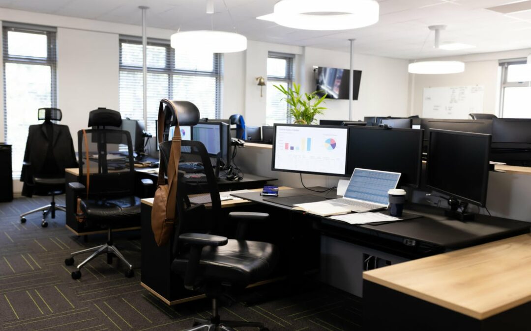 Hot desk – co to? Czy sprawdzi się w Twoim biurze?