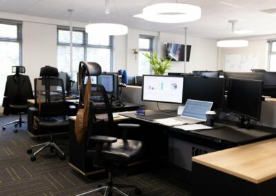Hot desk – co to? Czy sprawdzi się w Twoim biurze?