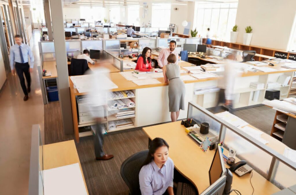 hot desk w biurze