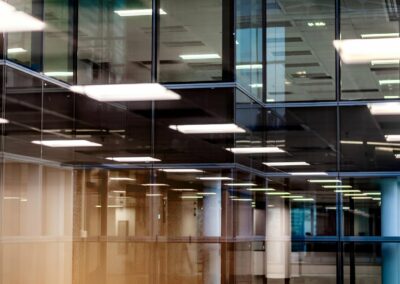 Oświetlenie w biurze – normy i jak wpływa na pracowników?